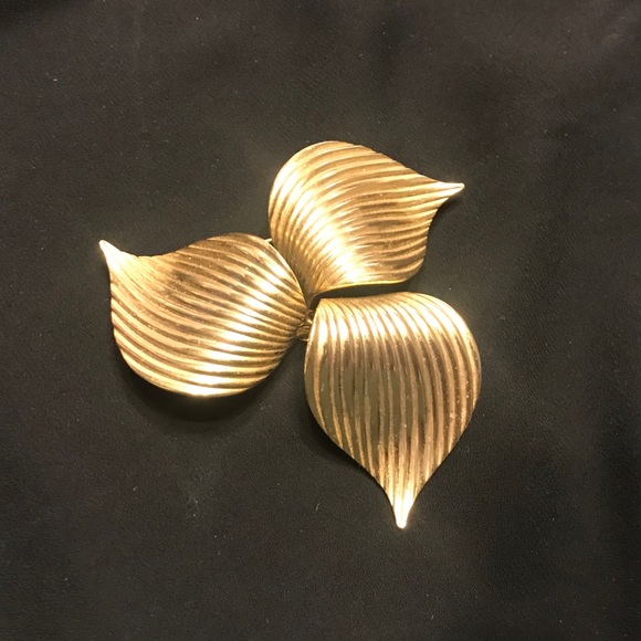 Sarah Coventry Jewelry - Vintage Sarah Coventry Large Gold Brooch